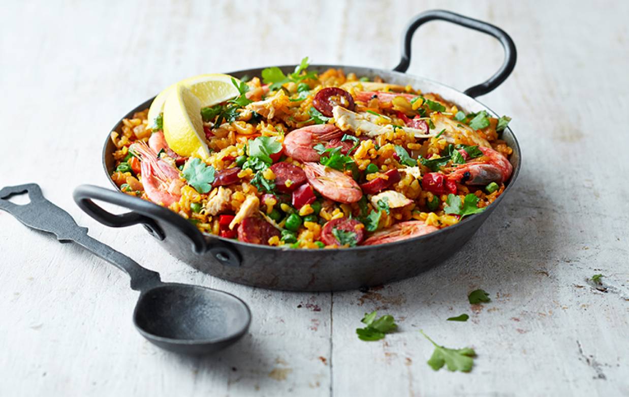 Easy baked paella with chorizo, chicken and prawns – Kallo